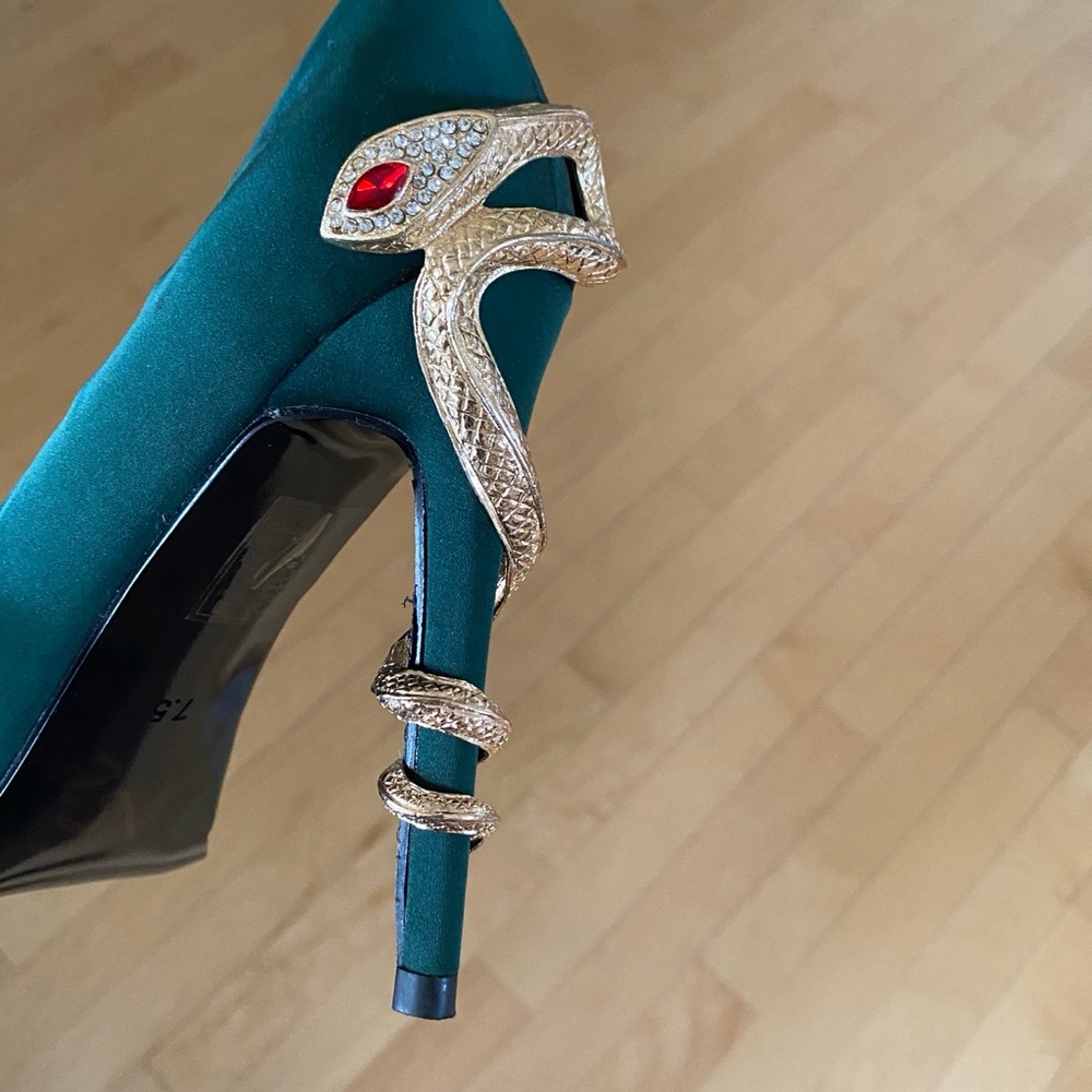 New Azalea Wang Green Heels with Gold Snake Detail - Picture 3 of 12